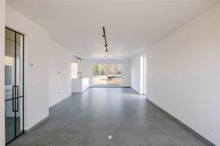 <p><span>W</span><span>AASMUNSTER </span><span>- Moderne Nieuwbouwwoning met landelijk uitzicht in Waasmunster</span></p><p><span> </span></p><p><span>Welkom in deze prachtige, nieuwbouw woning gelegen in het landelijke Waasmunster. </span></p><p><span>Dit eigentijdse pand biedt een perfecte combinatie van comfort, stijl en ruimte, ideaal voor gezinnen die op zoek zijn naar kwaliteit en mogelijkheden.</span></p><p><span> </span></p><p><span>BIJZONDERE TROEVEN IN EEN NOTENDOP</span></p><ul><li><span>Nieuwbouwwoning met hoogwaardige afwerking</span></li><li><span>Rustig en prachtig gelegen locatie in Waasmunster</span></li><li><span>Energievriendelijke woning - E-peil <30</span></li><li><span>Grote, zonnige tuin - perceel van maar liefst</span><span> 1.038 m²</span></li></ul><p><span> </span></p><p><span>WOONRUIMTE EN INDELING</span></p><p><span>De woning beschikt over een bewoonbare oppervlakte van 168 m², verdeeld over meerdere niveaus.<br />Op het gelijkvloers bevindt zich een ruime en lichtrijke open woon- en eetruimte met een moderne, volledig uitgeruste witte keuken, afgewerkt met kwalitatieve materialen. Grote raampartijen zorgen voor een overvloed aan natuurlijk licht en bieden een aangenaam zicht op de tuin.</span></p><p><span> </span></p><p><span>Verder is er een praktische berging voorzien, uitgerust met alle technieken: een lucht/water warmtepomp met vloerverwarming én koeling, 10 zonnepanelen en een ventilatiesysteem D.</span></p><p><span>Dankzij deze duurzame technieken geniet de woning van een zeer laag E-peil (E-peil <30)/</span></p><p><span> </span></p><p><span>SLAAPKAMERS EN SANITAIR</span></p><p><span>De woning beschikt over drie volwaardige slaapkamers, telkens voorzien van grote ramen die zorgen voor veel lichtinval en een mooi uitzicht op het omliggende groen.<br />De zolder biedt bijkomende mogelijkheden, zowel als bergruimte als voor verdere inrichting. <br /><br />De badkamer is modern ingericht en uitgerust met een inloopdouche, ligbad en dubbele lavabo. Zowel boven als beneden beschikt de woning over een apart toilet. </span></p><p><span> </span></p><p><span>BUITENRUIMTE </span></p><p><span>Het perceel van 1.038 m² is ruim! De tuin is bijzonder diep en geeft bovendien nog eens toegang tot een achterliggend bosperceel via een poortje.<br />Ook op het ruime en zonnige terras geniet u in alle rust van de omgeving. </span></p><p><span> </span></p><p><span>LOCATIE EN VOORDELEN</span></p><p><span>Gelegen in het groene Waasmunster combineert deze woning het beste van twee werelden: de rust en ruimte van het platteland, met een vlotte bereikbaarheid van voorzieningen en verbindingswegen.<br />De moderne architectuur, met een stijlvolle bakstenen gevel en hedendaagse dakafwerking, sluit perfect aan bij de huidige woonwensen. </span></p><p><span> </span></p><p><span>Deze woning vormt een unieke opportuniteit voor gezinnen die op zoek zijn naar ruimte, comfort en energiezuinig wonen. Bovendien hoeft u niet het hele bouwproces af te wachten maar kan u direct verhuizen!</span></p><p><span> </span></p><p><span>E-peil 30</span></p><p><span>Vraagprijs: 535.000 excl. btw -  </span><span>647.350 incl. 21% btw </span></p><p><span> </span></p><p><span>Contacteer Axel Lenaerts Waasland voor een bezoek ter plaatse - 03.256.29.55 of laura@axellenaerts.be</span></p>