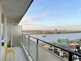 <p><span>Hoekappartement (12e verdieping) met 3 slaapkamers</span></p><p><span>Op een uitstekende ligging bevindt zich dit </span><span>hoekappartement</span><span> op de 12e verdieping, met prachtig open zicht en veel lichtinval.</span></p><p><span>Het appartement beschikt over een ruime leefruimte die uitgeeft op een </span><span>noordgericht terras</span><span> aan de woonkamer ideaal om te genieten van het uitzicht. De ingerichte keuken sluit mooi aan op de leefruimte.</span></p><p><span>Verder zijn er </span><span>3 slaapkamers</span><span> en een badkamer met </span><span>inloopdouche en wastafel</span><span>. Extra bergruimte vindt u in de </span><span>private kelderberging</span><span>.</span></p><p><span>Parkeren kan in de </span><span>publieke parkeergarage onder het park</span><span>, met inrit op slechts 50 meter van het gebouw.</span></p><p><span>Praktisch:</span></p><ul><li><span>Minimumcontract: 3 jaar</span></li><li><span>Huurprijs: €1.500 (€1.575 indien gemeubeld )</span></li><li><span>gemeenschappelijke kosten €340 incl water en verwarming</span></li></ul><p><span>Interesse in dit lichtrijke appartement op hoogte? Vul de bezoekaanvraag in op www.sinjoor.be</span></p>