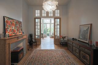 Wonen in 2018, in de Lange Lozanastraat<br />Een topligging, op wandelafstand van het Hof Van Leysen en omringd door leuke adresjes zoals café Kamiel en Domestic (gevaarlijk lekker trouwens...). Hier zit je goed. Heel goed zelfs.<br />
<p><strong>Een warm welkom</strong><br />Binnenkomen doe je hier met een kleine “wow”. De inkomhal zet meteen de toon: een prachtige marmeren vloer, elegante deuren en hoge plafonds die zorgen voor een instant gevoel van klasse.<br />Achteraan vind je een vestiaire, een apart gastentoilet en toegang tot de ruime kelder.<br />En die kelder? Die is niet alleen groot, maar ook verrassend praktisch ingericht, inclusief wasruimte. Opbergruimte zal hier alvast nooit een probleem zijn.</p>
<p><strong>Leven met licht en ruimte</strong><br />Links wandel je de leefruimte binnen, waar licht en sfeer moeiteloos samenkomen. Een gezellige zithoek, een stijlvol salon en die prachtige visgraatparket die alles mooi samenbrengt.</p>
<p><strong>Praktisch en comfortabel</strong><br />Op de tussenverdieping vind je een stijlvolle badkamer, helemaal klaar voor drukke ochtenden. Dubbele wastafel, ruime douche en een apart toilet. Alles wat je nodig hebt, zonder wachtrijen.<br /><br />Op de 1ste verdieping vormen eetkamer en keuken het kloppende hart van de woning. Open, lichtrijk en gemaakt om in te leven.<br />De grote raampartijen trekken je als vanzelf naar buiten, richting het terras en de lager gelegen, west-georiënteerde stadstuin. Een groene, diepe en zonnige oase waar je zonder moeite de tijd uit het oog verliest.<br /><br />Aan de straatzijde wacht nog een extra zithoek of tv-ruimte. Handig om even te ontsnappen, of om ongegeneerd je eigen serie te bingen...<br /><br /><strong>Een verdieping voor jezelf</strong><br />De tweede verdieping werd omgetoverd tot een echte master suite.<br />Een ruime slaapkamer, een royale dressing en een elegante badkamer zorgen hier voor dat heerlijke hotelgevoel… maar dan gewoon bij je thuis.</p>
<p><strong>Ruimte voor iedereen</strong><br />Helemaal boven zijn er nog drie volwaardige slaapkamers. Ideaal voor een gezin, logés of gewoon voor wie graag wat extra ruimte heeft.</p>
<p><strong>Authentiek met een hedendaagse twist</strong><br />De woning werd met veel zorg en oog voor detail gerenoveerd. Authentieke elementen en modern comfort vloeien hier naadloos in elkaar over. Instapklaar, karaktervol en gewoon bijzonder aangenaam om in te wonen.<br /><br />En ook praktisch: Een ruime garagebox aan de overkant van de straat, zorgt ervoor dat je nooit hoeft te zoeken naar een parkeerplaats. Altijd een plus, zeker hier.<br /><br />Een huis met karakter, ruimte en een verhaal.<br />Het volgende hoofdstuk? Dat zou zomaar eens het jouwe kunnen zijn.<br /><br />Troeven:<br />- West-georiënteerde tuin<br />- AREI Conform<br />- Authentieke elementen behouden<br />- Kwalitatieve materiaalkeuze<br />- CV op gas (condensatieketel)<br />- Zeer ruime kelder<br />- Zonnepanelen<br />- Grote garagebox<br /><br /><strong>Stedenbouwkundige informatie:</strong><br />Wg, Gvg, Gvkr, Gmo, Gvv – geen overstromingsgevoelig gebied, geen worg</p>