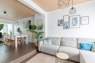 Op zoek een instapklare gezinswoning? In deze verzorgde woning hoef je niets meer te doen: alles is afgewerkt en klaar voor een nieuwe eigenaar.<br /><br />Via de inkomhal kom je in de aangename leefruimte, waar de ingemaakte kasten zorgen voor extra opbergruimte. Aansluitend bevindt zich de keuken, voorzien van het nodige hedendaagse comfort. Naast de keuken is er bovendien een praktische bergruimte/wasplaats.<br /><br />Op het gelijkvloers bevindt zich ook de verzorgde recent gerenoveerde badkamer, uitgerust met zowel een bad als een douche. Vanuit de woning heb je toegang tot de onderhoudsvriendelijke tuin, waar je aangenaam buiten kunt vertoeven.<br /><br />De eerste verdieping biedt plaats aan twee volwaardige slaapkamers (14,50m² & 11,50m²) met opnieuw ook <strong>ingemaakte kasten</strong> en een apart toilet wat zorgt voor extra comfort. Via een vaste trap bereik je de tweede verdieping, waar zich een derde, volledig afgewerkte kamer bevindt (27,50m²). <br /><br />Ook op technisch vlak is de woning volledig in orde. Zo beschikt ze over een <strong>conforme keuring</strong> van de elektrische installatie, een gunstig <strong>EPC-label B</strong> en is ze bovendien <strong>asbestveilig</strong>.<br /><br />(De huidige eigenaars huren een garagebox die achteraan de woning is gelegen.)<br /><br />Wil jij van deze woning je nieuwe thuis maken? Neem dan gerust contact met ons op via emily@claves.be of 03 502 98 74.<br />