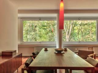 <p>Ideaal gelegen tegenover het Elisabethpark, zonder inkijk en met zicht op het park, bevindt dit prachtige architectenappartement van 140 m² zich in een rustige en groene omgeving, vlak bij het centrum van Brussel. Het metrostation Simonis ligt op slechts enkele minuten wandelen en biedt een vlotte verbinding met Dansaert, de Zavel en de verschillende wijken van het stadscentrum. Ook de Ring is snel bereikbaar. Het appartement werd volledig gerenoveerd in 2020 en omvat: inkomhal, woonkamer, twee slaapkamers, bureau, badkamer met douche, keuken, terras, wasruimte, maatwerkmeubilair/schrijnwerk en kelder. Provisie voor kosten: €250/maand (gemeenschappelijke delen, verwarming, warm en koud water). Staanplaats voor een motor of kleine wagen: €80/maand. Massief exotisch parket. EPC: D (daterend van vóór de werken). Beschikbaar vanaf 1 oktober 2026. De mooie volumes, de lichtinval en de ligging zullen u zeker bekoren! Een bezoek waard.</p>