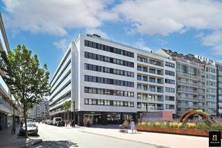 Instapklaar appartement met zuidgericht terras in hartje Zoute, nabij het Lichttorenplein. <br /><br />Op de vijfde verdieping van een standingvolle residentie aan de Kustlaan, ter hoogte van het Lichttorenplein, bevindt zich dit smaakvol ingericht appartement met zonnig terras over de volledige gevelbreedte.<br /><br />De indeling: via de inkomhal met vestiaire en gastentoilet kom je in de lichtrijke woonkamer met toegang tot het zuidgerichte terras. Schuifraam tot op de grond. Aansluitend is er een gezellige eethoek en een open, moderne keuken met o.a. een ingebouwde wijnfrigo.<br /><br />Achteraan liggen twee ruime slaapkamers met ingemaakte kasten en dubbele bedden. Eén badkamer is bereikbaar via de nachthal, de tweede is een douchekamer die grenst aan de master bedroom. De derde kamer is ingericht als stapelbedkamer maar kan ook perfect dienstdoen als bureau of dressing.<br /><br />De gevel van het gebouw werd grondig en smaakvol vernieuwd. Inkomhal wordt nu ook nog vernieuwd. Verder geen grote kosten meer voorzien. <br /><br />De eigenaars huren 2 fietsplaatsen in het garagecomplex. <br />Alle nieuwe meubels zijn inbegrepen in de prijs. EPC-score: 167 kWh/m² (UC: 2587654).