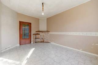Openhouse zaterdag 19 september van 15.30 u tot 17.00 u.<br />Deze ruime gezinswoning heeft tal van mogelijkheden. Dankzij de grote raampartijen geniet de woning van een aangename en overvloedige lichtinval, wat zorgt voor een warme en open leefomgeving. Met drie volwaardige slaapkamers is dit de ideale thuisbasis voor een gezin dat ruimte zoekt. De functionele indeling biedt bovendien heel wat mogelijkheden om de woning verder te moderniseren en volledig naar eigen smaak in te richten. De grote tuin en terras is perfect voor spelende kinderen en gezellige momenten buiten. Daarnaast zijn er een kelder, een zolder met extra potentieel en een dubbele garage. De woning ligt in een zeer rustige straat, op wandelafstand van scholen, winkels, het centrum en openbaar vervoer. Maak snel een afspraak en kom dit pand bezichtigen.