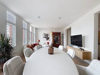 Luxueus <em><strong>gemeubeld appartement </strong></em>(185m²) op de 4de verdieping<em>, </em>voorzien van alle hedendaags comfort, g<span>elegen in de trendy 'oude' cadixwijk</span>en met prachtig zicht op het Shengenplein en het Eilandje<span>, daar waar stad en haven elkaar raken. Tal van hippe en trendy restaurants, de gezellige jachthaven en het openbaar vervoer bevinden zich nabij. Grote supermarkt voor de deur!</span><br /><br /><strong>Indeling:</strong> Via de lift komt u rechtstreeks in de imposante inkomhall met apart toilet, hypermoderne keuken voorzien van kwalitatieve inbouwapparatuur, zonnige leefruimte met zicht op het groene Shengenplein en de stad, ruime berging met inbouwkasten en aparte wasruimte. Nachthall met talrijke inbouwkasten, apart toilet, luxueuze badkamer met ligbad en lavabo, douchekamer met massage-/regenedouche en lavabo, 1ste slaapkamer gelegen aan de achterkant, 2de slaapkamer momenteel ingericht als zithoek, extra loungeruimte met een projector aan de muur.<br /><br /><strong>Bijzonderheden:</strong>
<ul>
<li><span>Huisraad, bedlinnen, badlinnen..... alles is aanwezig!</span></li>
<li>Alarmsysteem - <span>Centrale airconditioning - Domotica</span></li>
<li><span>Automatische screens in de slaapkamers </span></li>
<li>Beschikbaar vanaf: 1 november '26.</li>
</ul>