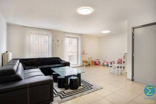 <p><strong>Instapklaar appartement met 2 slaapkamers en terras in het hart van Retie</strong></p>
<p>Op zoek naar comfortabel wonen op een toplocatie? Dit verzorgd appartement, bevindt zich op wandelafstand van de markt en het gezellige dorpscentrum, met winkels, horeca en voorzieningen binnen handbereik.</p>
<p>Via de traphal komt u binnen in de ruime leefruimte. Deze staat in open verbinding met de eethoek en de keuken, wat zorgt voor een praktische indeling. De keuken geeft tevens toegang tot de koele berging</p>
<p>Vanuit de eethoek bereikt u zowel het terras als de nachthal. Deze nachthal geeft toegang tot twee volwaardige slaapkamers, de badkamer en een apart toilet.<br /><br />Er is tevens een autostaanplaats achter het gebouw inbegrepen in de verkoopprijs.<br /><br /><em><span>Specificaties:</span></em><em></em><br /><em>- Bouwjaar: 2005<br /></em>- EPC: B / 132 kWh (m² jaar)<br />- 110m² bewoonbaar<br />- 2 ruime slaapkamers<br />- Autostaanplaats inbegrepen<br />- Elektra conform<br /><br />Het appartement is momenteel verhuurd met een rendement van 3.42% bruto<br /><br /></p>