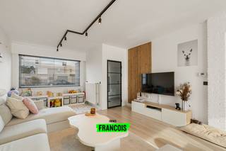 Welkom in de Pieter de Coninckstraat in een rustige woonwijk te Oostkamp. Deze modern gerenoveerde woning is perfect voor een gezin dat op zoek...