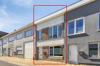 Ben je op zoek naar een unieke woonervaring in regio Erpe-Mere? Ontdek dan deze stijlvol gerenoveerde woning.<br />Deze schitterende woning met 4 slaapkamers én dressing, beschikt bovendien over een gezellig terras en tuin waar het aangenaam vertoeven is.<br /><br />🏡 <strong>Kenmerken van de woning:</strong><br />Volledig gerenoveerd met kwalitatieve materialen<br />4 praktische en lichtrijke slaapkamers + dressing – ideaal voor een gezin<br />Moderne badkamer met toilet <br />Lichtrijke zit- en eetruimte <br />Gezellige keuken met moderne toestellen <br />Zonnige tuin en aangenaam terras<br />Praktische toegang tot de tuin langs de achterkant<br />Energiezuinig<br /><br />📍 <strong>Toplocatie:</strong><br />Gelegen in een rustige straat en met perfecte verbinding tot het openbaar vervoer, invals- en autosnelwegen.<br /><br />📅 De vermelde verkoopprijs is een richtprijs : u kan bieden onder, op of boven deze geafficheerde verkoopprijs.<br /><br />🔑 <strong>Klaar om verliefd te worden op jouw nieuwe thuis?</strong><br />Plan vandaag nog een bezichtiging en ontdek zelf de charme van deze prachtige woning (sabrina@immobia.be of 0470/03.31.39)<br />Bezoekdag zaterdag 9 mei 2026, uitsluitend op afspraak.<br /><br /><br /> 