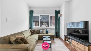Instapklare gezinswoning nabij het centrum<br /><br />Deze royale gezinswoning is gelegen op wandelafstand van het centrum van Lanaken. Winkels, scholen, openbaar vervoer en andere dagelijkse voorzieningen bevinden zich vlakbij. Ook omliggende gemeenten zijn vlot bereikbaar en het centrum van Maastricht ligt op slechts tien minuutjes afstand.<br /><br />De woning werd sinds eind 2022 tot heden bijna compleet gerenoveerd. Zo werden onder meer de achterbouw, de elektriciteit, de verwarmingsinstallatie, de keuken en beide badkamers vernieuwd. Dankzij deze renovaties is de woning instapklaar. Ze behaalt een EPC-label C met een energiescore van 219 kWh/m² per jaar. Volgens het asbestattest zijn er geen asbestmaterialen aanwezig.<br /><br />Via de inkomhal bereik je de royale leefruimte met zit- en eetgedeelte. Aansluitend bevindt zich de ingerichte keuken. Verder zijn er een praktische voorraadberging, een wasplaats en een eerste badkamer met douche, lavabo en toilet.<br /><br />Vanuit de wasplaats heb je rechtstreeks toegang tot de garage van circa 21 m². Deze is ook bereikbaar via de rechterzijde van het perceel. Naast de garage is er op eigen terrein nog een bijkomende parkeerplaats.<br /><br />De nachthal geeft uit op twee slaapkamers van circa 8 m² en 15 m². De tweede badkamer is uitgerust met een ligbad, lavabo en toilet.<br /><br />Vanuit de nachthal is er toegang tot het platte dak boven de garage. Voor de aanleg van een dakterras van circa 21 m² werd reeds een vergunning verkregen. Na verdere afwerking kan hier een volwaardige buitenruimte worden gerealiseerd.<br /><br />Via een vaste trap bereik je de volledig afgewerkte zolderkamer van circa 26 m². Deze werd ingericht als master bedroom en vormt een royale derde slaapkamer.<br /><br />Extra troeven<br />- Instapklaar en grotendeels gerenoveerd<br />- Drie slaapkamers en twee badkamers<br />- Garage en extra parkeerplaats op eigen terrein<br />- Vergund dakterras van circa 21 m²<br />- EPC-label C en geen asbest aanwezig<br /><br />Op zoek naar een gezellige, instapklare woning op een leuke locatie? Contacteer ons voor meer info of een bezoek ter plaatse via 089 390 990 of info@immofair.be.