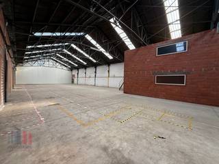 Dit magazijn van 600 m² combineert ruimte, licht en een uitstekende bereikbaarheid. Met een vrije hoogte van 5,5 meter, een polybeton vloer en...