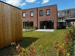 <p><strong>Woning 1 is een halfopen BEN-woning met een bruto bewoonbare oppervlakte van 140 m². De woning beschikt over drie slaapkamers, woonkamer met open leefkeuken, berging, toilet, badkamer met ligbad, douche, dubbel lavabomeubel en toilet. Daarnaast is er een tuin met fietsenberging en privé-autostaanplaats onder carport. <br /><br />Woonerf Elysis – 8 verhuurde BEN-woningen te koop als investering</strong></p>
<p>Ontdek deze unieke investeringsopportuniteit in hartje Turnhout. In <strong>Woonerf Elysis</strong> bieden wij 8 volledig afgewerkte en <strong>reeds verhuurde BEN-woningen</strong> te koop aan. Als investeerder geniet u meteen van <strong>direct rendement</strong>, zonder zorgen over leegstand of het zoeken van huurders.</p>
<p><strong>Waarom investeren in Woonerf Elysis?</strong></p>
<ul>
<li><strong>Direct rendement</strong>: alle 8 woningen zijn verhuurd</li>
<li><strong>Stabiele inkomstenstroom</strong> dankzij bestaande huurcontracten</li>
<li><strong>Toplocatie</strong>: rustig gelegen op fietsafstand van Turnhout centrum</li>
<li><strong>Energiezuinig</strong>: BEN-woningen met E-peil ≤ 10, voorzien van zonnepanelen, vloerverwarming en warmtepomp</li>
<li><strong>Fiscaal voordeel</strong>: vrijstelling onroerende voorheffing voor bepaalde duur.</li>
<li><strong>Zorgeloze investering</strong>: mogelijkheid instappen in onze dienst vastgoedbeheer</li>
</ul>
<p>De woningen combineren een tijdloze architectuur met duurzame kwaliteit en zijn bijzonder aantrekkelijk voor huurders. Dit maakt Woonerf Elysis een <strong>zekere en rendabele investering</strong> met toekomstwaarde.</p>
<p><strong>Interesse?</strong></p>
<p>Neem contact op via <strong>014 41 42 42</strong> of <strong>nieuwbouw@vansweevelt.be</strong> en ontdek hoe u vandaag nog kan instappen in dit sterk verhuurproject.</p>