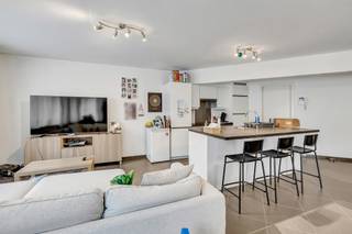 Voor meer info of een bezoek, bel 054 69 39 36 - TOPPER - In het centrum van Denderleeuw bevindt zich dit instapklaar appartement met een...