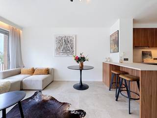 Cet appartement lumineux situé au 1er étage a fait l'objet d'une rénovation complète et de qualité, avec un soin particulier apporté au sur-mesure et au confort. Il dispose d'un vaste espace de vie avec une cuisine sur mesure entièrement équipée et un îlot, de toilettes séparées, d'une chambre lumineuse avec des placards intégrés et d'une salle de bains moderne attenante avec douche et branchements pour lave-linge/sèche-linge.  Il dispose également d'un grand local à vélos commun et d'un débarras privatif en sous-sol.  Appartement prêt à emménager, idéalement situé à Koksijde !  Réf. Les Pavois 0103