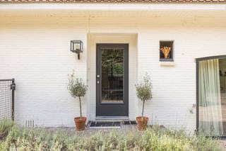 <p>Op een uitstekende locatie, aan de ingang van het prachtige Picardiëbos en op wandelafstand van het centrum, bevindt zich deze instapklare vrijstaande charmewoning. Hier geniet u van een groene en rustige omgeving zonder in te boeten aan een centrale ligging.</p>
<p>Via de inkomhal met gastentoilet betreedt u de lichtrijke leefruimte van ca. 40 m², afgewerkt met een parketvloer en een gezellige open haard. Aansluitend bevindt zich de halfopen, volledig ingerichte keuken, die dankzij haar praktische indeling naadloos aansluit op de leefruimte. De naastgelegen bijkeuken zorgt voor extra bergruimte en gebruiksgemak.</p>
<p>Op het gelijkvloers bevindt zich bovendien een multifunctionele ruimte van ca. 16 m² op parket. Dankzij de aparte inkomdeur en het eigen toilet is deze ruimte ideaal als praktijk, kantoor of vrij beroep, maar ze kan evengoed dienst doen als hobbyruimte of derde slaapkamer.</p>
<p>De eerste verdieping omvat een nachthal die toegang geeft tot twee volwaardige slaapkamers, beide voorzien van ingebouwde dressingkasten. De hoofdslaapkamer van ca. 16 m² beschikt over een ruime dressingwand. De stijlvolle badkamer is uitgerust met een ligbad, een dubbel lavabomeubel en een handdoekdroger. Daarnaast is er een tweede badkamer met douche, wat het wooncomfort aanzienlijk verhoogt.</p>
<p>De fraai aangelegde, zonnige tuin biedt maximale privacy en vormt een heerlijke plek om in alle rust te ontspannen.</p>
<p>BIJZONDERHEDEN<br />De vermelde “bewoonbare oppervlakte” is gebaseerd op de “bruikbare vloeroppervlakte” zoals vermeld in het EPC.</p>
<p>POSITIEVE PUNTEN<br />Instapklare, vrijstaande charmewoning<br />Gelegen aan de ingang van het Picardiëbos<br />Op wandelafstand van het centrum<br />Praktijk-, bureau- of hobbyruimte met aparte inkom en toilet.</p>