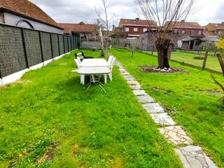 <p><span>Deze woning bevindt zich op een heel mooie locatie in het centrum van Vichte. De woning is gelegen in een rustige wijk, van waaruit de E17 heel snel te bereiken is. Ook ander belangrijke invalswegen zijn makkelijk te bereiken. </span></p><p><span>Verder bevindt de woning zich dichtbij alle belangrijke handelszaken, zoals supermarkten, bakkers, slagers, apotheken,...</span></p><p><span>De tuin van de woning is zuidgericht, u kan dus optimaal van de zon genieten. </span></p><p><span>De indeling van de woning is als volgt:</span></p><p><span>Gelijkvloers: leefruimte, keuken, eetplaats, wasplaats, toilet en badkamer</span></p><p><span>Verdieping: 2 slaapkamers en derde ruimte die als slaapkamer of dressing kan dienen. </span></p><p><span>De woning beschikt ook over een kelder en een aparte garage. </span></p><p><span>Mits enige renovatiewerken biedt deze woning heel veel mogelijkheden. </span></p>