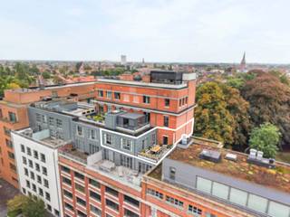 Op een toplocatie aan de Nieuwe Kaai in Turnhout bevindt zich deze karaktervolle fabrieksloft van ca. 102 m², gelegen op de 5de verdieping van ‘Anco B2’, het voormalige hoofdgebouw van de bekende Anco-pastafabriek. Het gebouw dateert uit de periode 1950-1960 en werd met respect voor zijn industriële karakter gerenoveerd, waarbij de typische architectuur en authentieke uitstraling maximaal behouden zijn gebleven.<br /><br />De loft onderscheidt zich door zijn hoge plafonds, aangename lichtinval en prachtige vergezichten. Daarnaast beschikt het appartement over maar liefst twee terrassen, waaronder een ruim zuidgericht terras, waar je heerlijk van de zon en het uitzicht kunt genieten.<br /><br />De indeling omvat een ruime en lichtrijke woonkamer met parketvloer, een aangename leefkeuken uitgerust met een vaatwasser, inductiekookplaat, koelkast en combi-oven, twee slaapkamers en een ruime badkamer met ligbad/ douche, dubbele lavabo in meubel en een toilet.<br /><br />Bijzonderheden:<br />*2 terrassen, waaronder een ruim zuidgericht terras<br />*Hoge plafonds en veel natuurlijke lichtinval<br />*Parketvloer in de woonkamer<br />*Lift aanwezig<br />*EPC-label B<br />*Gelegen op een toplocatie aan de Nieuwe Kaai<br />*Karaktervolle industriële architectuur met behoud van de authentieke uitstraling