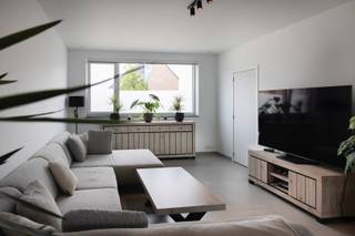 In de www.gitsestraat540.be (url kopiëren en plakken indien doorklikken niet lukt) in Roeselare stellen we jou graag deze super recente woning voor.  De woning werd in 2023 opgeleverd en heeft een EPC van 1, jawel één, kWh/m². Dankzij de goede isolatie, de zonnepanelen en de aansluiting op een warmtenet werd dit cijfer bekomen. Je hebt er tot 4 slaapkamers en een grote gemeenschappelijk tuin, los van de privétuin aan de woning zelf. <br /><br />BEZOEK BRENGEN: Via www.gitsestraat540.be kan je een afspraak inplannen. Eveneens via de website verneem je veel meer, zoals een uitgebreide omschrijving, foto's, 360° rondgang, documenten, … <br /><br />DIRECT KOPEN PRIJS: De vermelde prijs is een Direct Kopen prijs. Tegen deze prijs kan er onmiddellijk aangekocht worden zonder verdere prijsonderhandeling. Er kan ook steeds een bod worden uitgebracht via een transparante procedure waarover alles te lezen is op de website van het pand.<br /><br />Groeten, Hendrik van Henry Houser.