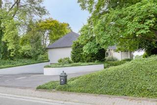 In Halle-Booienhoven, een rustige deelgemeente van Zoutleeuw, wacht deze ruime villa op een perceel van bijna 12 are op een nieuwe eigenaar.<br /><br />De woning is gelegen aan de Vijfwilgenstraat 1 en biedt met meer dan 220 m² bewoonbare oppervlakte een zee van ruimte en talloze mogelijkheden voor een groot gezin of voor wie op zoek is naar extra werk- of hobbyruimte.<br /><br />Op het gelijkvloers kom je binnen via een royale inkomhal die meteen toegang geeft tot de leefruimte. De woonkamer baadt in natuurlijk licht dankzij de grote raampartijen en vormt samen met de aangrenzende keuken het hart van het huis. Verder zijn er op het gelijkvloers maar liefst drie ruime slaapkamers, een badkamer, een aparte dressing en een wasruimte aanwezig. Eén van de slaapkamers kan perfect ingericht worden als praktijkruimte, bureau of speelkamer.<br /><br />Op de verdieping vinden we nog eens twee grote slaapkamers, een apart toilet, een berging en een zolder van meer dan 50 m² die extra uitbreidingspotentieel biedt. In de kelderverdieping bevindt zich een grote inpandige garage en meer dan 35 m² aan extra bergruimte. Aan plaats dus zeker en vast geen gebrek.<br /><br />Dankzij de goede verbindingen richting Tienen, Leuven en Sint-Truiden is deze locatie ook ideaal voor pendelaars.<br /><br />Deze woning vormt de perfecte basis voor wie zijn eigen stempel wil drukken en op zoek is naar een degelijke, ruime woning met karakter en potentieel.<br /><br />Geïnteresseerd? Neem snel contact met ons op voor een bezoek ter plaatse en ontdek zelf de mogelijkheden die deze villa te bieden heeft.