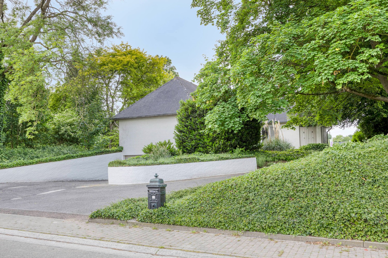 Ruime villa met vijf slaapkamers en tal van mogelijkheden in Zoutleeuw te koop! - foto 1