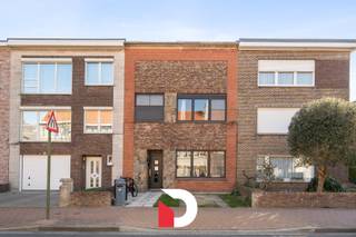 Maak kennis met deze gerenoveerde en bijgevolg uiterst duurzame (label B) gezinswoning, gelegen op wandelafstand van het centrum van Blankenberge, in een rustige straat van een residentiële woonwijk. <br />Deze woning werd in 2015 gerenoveerd en voorzien van volledig nieuwe elektriciteit, nieuwe ramen, zonnepanelen, isolatie, ruime open keuken, badkamer... <br />Via de inkomhal met gastentoilet betreden we de woning, voorts hebben we nog een riante leefruimte met zithoek en eetplaats, die mooi overvloeit in de riante open keuken voorzien van een kookeiland en annex praktische berging. Vanuit de keuken is er aangenaam zicht op de tuin.<br /><br />Op de eerste verdieping vinden we 2 slaapkamers (waarvan masterbedroom met aanpalende dressing) en badkamer terug. <br /><br />De woning beschikt over een praktische oprit en tevens gezellige en ruime tuin.<br /><br />Contacteer ons snel voor een bezoek aan deze complete en instapklare woonst via info@delbecque.immo of 050 45 03 45