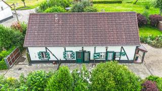 Bij ImmoFusion 7/7 “open huis” : klik op onze 3D-TOUR.<br />Ervaar vastgoed alsof je er zelf doorloopt!<br /><br />Op zoek naar een woning met karakter, rust en een groot perceel? Dan is deze authentieke vakwerkhoeve absoluut het ontdekken waard. Gelegen op een prachtig groen perceel van maar liefst circa 68 are, omringd door volwassen fruitbomen, biedt deze eigendom een unieke combinatie van natuur, privacy en ruimte.<br /><br />Bij binnenkomst kom je terecht in de gezellige leefruimte. De sfeervolle open haard vormt hier een echte blikvanger en zorgt meteen voor een warme, huiselijke sfeer. Dankzij de aangename natuurlijke lichtinval voelt de ruimte bijzonder uitnodigend aan. Via een trapje bereik je de eerste slaapkamer, een knusse kamer die eveneens geniet van veel natuurlijk licht. Daarnaast is er nog een tweede, ruime slaapkamer die naar eigen wens kan worden ingericht.<br /><br />De keuken vormt het gezellige hart van de woning en beschikt over een extra kachel die tijdens de koudere maanden voor een aangename sfeer zorgt. Vanuit de keuken heb je een prachtig zicht over de groene tuin én krijg je rechtstreeks toegang tot het buitengedeelte.<br /><br />Verderop bevindt zich een ruime woonkamer waar je heerlijk tot rust kunt komen en genieten van het zicht op het omliggende groen. Dankzij de grote raampartijen wordt het buitengevoel optimaal naar binnen gebracht en ontstaat er een mooie verbinding met de tuin.<br /><br />De badkamer is praktisch ingericht en voorzien van een douche, lavabo en toilet.<br /><br />Een bijzonder sterke troef is het ruime perceel. Buiten ontdek je een indrukwekkende tuin van circa 65 are, een ideale plek voor wie houdt van groen, natuur en buitenleven. De volwassen bomen geven het geheel extra karakter en zorgen voor een heerlijke oase van rust en privacy.<br /><br />Droom je van een grote moestuin? Wil je graag dieren houden? Zoek je een veilige en ruime plek waar kinderen volop kunnen spelen? Of wil je simpelweg genieten van de natuur en de rust rondom je heen? Dankzij de omvang van het perceel zijn de mogelijkheden hier bijzonder uitgebreid.<br /><br />Pluspunten:<br />- Perceel van ca. 68 are<br />- Prachtige groene en rustige omgeving<br />- 2 slaapkamers<br />- Sfeervolle open haard<br />- Extra kachels in de andere ruimtes<br />- Ruime leefruimtes<br />- Garage aanwezig<br />- Ideaal voor liefhebbers van tuin en natuur<br />- Veel privacy dankzij het ruime perceel<br />- Tal van mogelijkheden voor hobby’s en buitenleven<br /><br />Maatregelen opgenomen in het Maatregelenregister: nee<br /><br />Voor een bezichtiging ter plaatse of meer info, bel ons op 078/78.78.70, of kom gewoon binnen op ons kantoor, steeds welkom!
