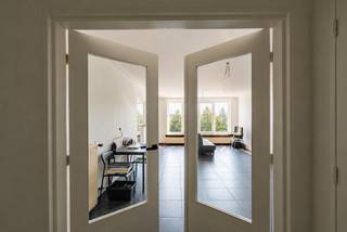 Dit vernieuwde appartement is rustig en centraal gelegen, in de nabijheid van openbaar vervoer, winkels en andere dagelijkse voorzieningen. Het bevindt zich op de eerste verdieping van een kleinschalig gebouw.<br /><br />Via de inkomhal bereikt u de lichtrijke leefruimte op tegelvloer en de moderne keuken, die is afgewerkt met kwalitatieve materialen en uitgerust met onder andere een oven, microgolfoven, vaatwasser en spoelbak. De vernieuwde badkamer is voorzien van douche, lavabomeubel en toilet. Verder beschikt het appartement over twee ruime slaapkamers op parketvloer, beide voorzien van rolluiken. Eén van de slaapkamers geeft toegang tot een aangenaam terras. Tot slot is er nog een praktische berging/wasruimte aanwezig.<br />Er dient een garage te worden bij gehuurd aan €25 per maand.<br /><br />Gemeenschappelijke kosten bedragen €55/maand (INCL: water)<br />Gas en elektriciteit zijn individueel te voorzien via eigen meters. Het appartement heeft een EPC-score van 199 kWh/m² en is beschikbaar vanaf 01/09/2026.
