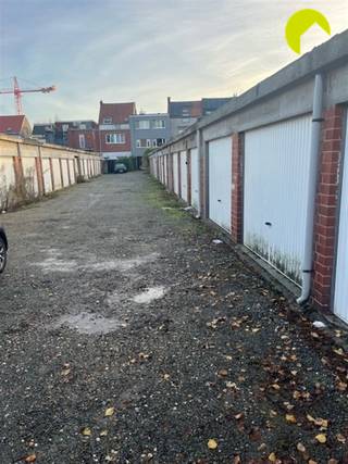 Situé dans l'Oudestraat, nous trouvons ce box de garage. Par un passage en voiture, nous accédons à l'arrière des boxes. Pour plus d'informations ou...