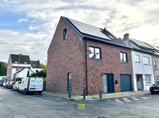 Nieuwbouwwoning met 5 slaapkamers, garage en tuin gelegen in een rustige straat nabij het centrum van Kapellen. Op het gelijkvloers bevindt zich...