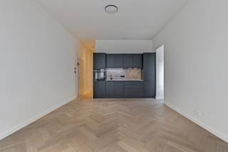 Luxe-appartement met hoogwaardige afwerking bevindt zich op de eerste verdieping in een prestigieus gebouw met een fraaie modernistische gevel, op slechts enkele passen van het strand en de winkelstraat.<br /><br />Indeling: inkomhal, ruime leefruimte met open keuken, berging, badkamer met inloopdouche, toilet en lavabomeubel, 2 slaapkamers. <br /><br />Het appartement is tot in de puntjes afgewerkt met hedendaagse luxe en comfort. Voorzien van o.a. een elegant visgraatparket, een gepantserde inkomdeur, indivudele hoogrendementsketel per appartement, videofoon die eveneens op afstand te bedienen is. <br /><br />Daarnaast beschikt het gebouw over een ruime fietsenstalling met meerdere oplaadpunten voor elektrische fietsen én een gemeenschappelijk dakterras, waar u de hele dag door van de zon kunt genieten.<br /><br />!!!!!Verkoop onder registratierechten – géén btw van toepassing!