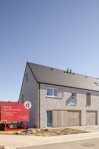 Tussen de Parkstraat en Artoisstraat, in hartje Wevelgem, realiseert Danneels ruime gezinswoningen.<br /><br />Momenteel is nog slechts één woning te koop; de halfopen bebouwing met 4 slaapkamers op het lot 11. <br /><br />Met 195 m² woonruimte, een ingerichte keuken en badkamer, 4 slaapkamers, een omheinde tuin met gezellig terras, garage, oprit, ... heb je hier alles wat je verlangt. <br /><br />Deze woning kan in enkele maanden woonklaar worden afgewerkt. Perfect voor wie graag snel wil verhuizen. <br /><br />Vloerverwarming, zonnepanelen en slimme ventilatie zorgen voor jouw comfort en een lage energiefactuur. <br /><br />Kies jouw afwerking in de toonzalen van onze partners en Danneels doet de rest. Onze klantenbegeleider staat voor je klaar.