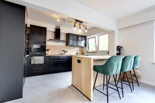 Ruim Duplex appartement te koop<br /><br />Instapklaar duplexappartement met een ruime leefruimte, moderne open keuken en veel natuurlijke lichtinval. De keuken werd vernieuwd in 2024. In 2025 werden de badkamer, ramen en deuren en drie Velux-dakramen volledig vernieuwd.<br /><br />De bovenverdieping beschikt momenteel over 3 slaapkamers. Oorspronkelijk waren dit 2 ruime slaapkamers, waardoor de indeling flexibel kan worden aangepast.<br /><br />Troeven:<br /><br />116 m² bewoonbare oppervlakte<br />EPC B – 178 kWh/m² jaar<br />3 slaapkamers<br />Open keuken vernieuwd in 2024<br />Badkamer vernieuwd in 2025<br />Nieuwe ramen, deuren en Veluxen<br />Balkon & private kelderberging<br />Dubbele beglazing<br />Elektrische keuring aanwezig<br />Centrale verwarming op aardgas<br />Winkels, scholen en openbaar vervoer op wandelafstand<br />Vlotte verbinding naar Antwerpen<br /><br />Een verzorgd en ruim appartement waar de belangrijkste renovaties reeds zijn uitgevoerd. Ideaal voor gezinnen, koppels of wie op zoek is naar extra ruimte.