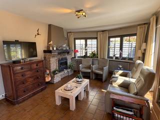 Maison meublée, lumineuse et indépendante avec jardin tout autour et grand allée pour minimum 2 voitures - Proche du marché, la réserve et...