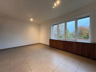 Ligging<br />Ontdek dit charmante appartement gelegen in de rustige en centraal gelegen Manestraat 25, in het hart van Tielt. Deze toplocatie biedt een perfecte combinatie van comfort en bereikbaarheid, met vlotte verbindingen naar het bruisende centrum, winkels, scholen en openbaar vervoer. <br /><br />Indeling<br />Op het eerste verdiep van residentie Zonneweelde bevindt zich een modern en instapklaar appartement dat u meteen verwelkomt. Bij binnenkomst vindt u een praktische hal met een ingebouwde vestiairekast, ideaal voor het organiseren van uw spullen. De residentie heeft zijn naam niet gestolen want door de vele ramen is het appartement met open leefruimte gedurende de hele dag voorzien van natuurlijk licht. De gezellige keuken is voorzien van een oven, een koelkast, kookplaat en een aansluiting voor een wasmachine. De badkamer is modern ingericht met een inloopdouche, lavabo en toilet. De slaapkamer geeft toegang tot een terras met uitzicht op de mooie tuin van de residentie, perfect voor ontspanning en rustige momenten. Het appartement is voorzien van automatische rolluiken. Bovendien is er een garage met automatische poort inbegrepen. Hierdoor kan u altijd comfortabel parkeren. Met ook nog een extra berging geniet u hier van voldoende opbergruimte.<br /><br />Neem vandaag nog contact op met Magali voor een vrijblijvende bezichtiging en ontdek zelf de vele voordelen van dit prachtige appartement. <br /><br />M: magali@gentill.be<br />T: 09 493 04 10