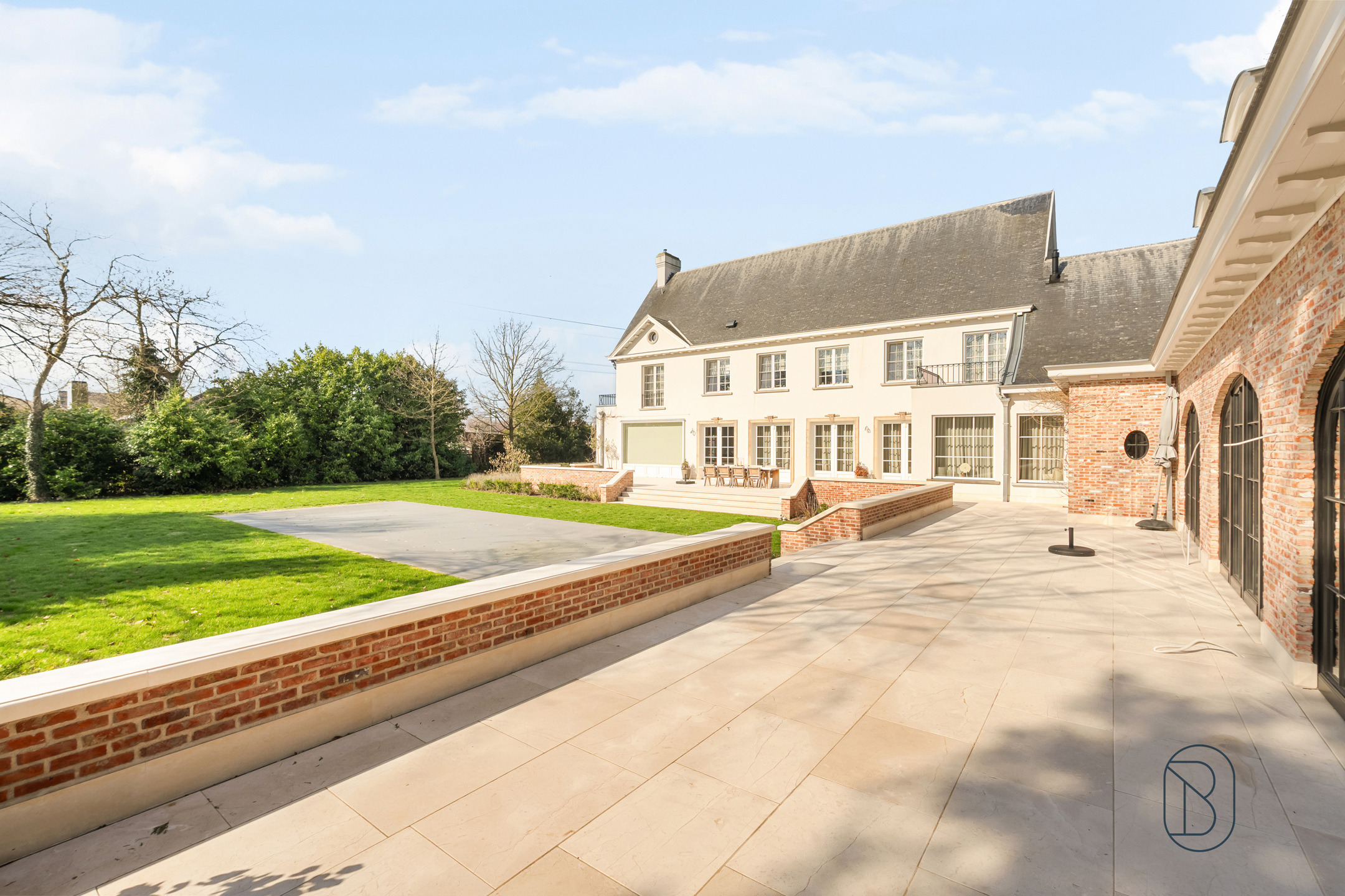 Prachtig afgewerkte franse villa met bijgebouw en zwembad - foto 2