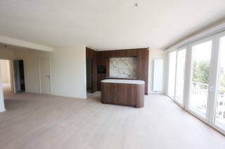 Op één van de mooiste liggingen van Oostende heten wij u welkom in de residentie genaamd “Epsom”<br />Koop een splinternieuw appartement aan onder het stelsel van de registratierechten: 2 % of 12 % op de aankoopprijs.<br />Ontdek dit <strong>volledig gerenoveerde appartement</strong> op toplocatie in het hart van <strong>bruisend Oostende</strong>. Met zijn <strong>adembenemende uitzichten</strong>, <strong>zonnig terras</strong> en <strong>kwalitatieve afwerking</strong> is dit een echte parel aan de kust.<br />Gelegen op slechts <strong>200 meter van de Zeedijk</strong>, bevindt u zich hier op wandelafstand van winkels, restaurants, cafés en de vele bezienswaardigheden die Oostende te bieden heeft.<br /><strong>Indeling:</strong><br />Dit appartement bevindt zich op de <strong>2de verdieping</strong> van een kleinschalig gebouw met <strong>slechts één appartement per verdieping</strong>, wat zorgt voor maximale rust en privacy.<br /><br />Het appartement bestaat uit:
<ul>
<li><span><strong>Inkomhal</strong> met gastentoilet</span></li>
<li><span><strong>Lichtrijke woonkamer</strong> en eetruimte met grote raampartijen, uitzonderlijk veel natuurlijk daglicht en <strong>prachtige uitzichten en de Thermen van Oostende</strong></span></li>
<li><span><strong>Open, volledig uitgeruste keuken met kookeiland, voorzien van</strong> vaatwasser, combi-oven, elektrisch kookvuur, dampkap en ruime koelkast</span></li>
<li><span><strong>Badkamer</strong> met stijlvolle inloopdouche en lavabomeubel</span></li>
<li><span><strong>Twee volwaardige slaapkamers</strong>, met toegang tot het <strong>zonnige terras aan de achterzijde</strong></span></li>
</ul>
<strong>Extra troeven:</strong>
<ul>
<li><span>Gerenoveerd in <strong>2025</strong> met hoogwaardige materialen</span></li>
<li><span><strong>Eén appartement per verdieping</strong> – gegarandeerde privacy</span></li>
<li><span><strong>Individuele condensatieketel op aardgas</strong></span></li>
<li><span><strong>Elektriciteit conform het AREI</strong></span></li>
<li><span><strong>Asbestveilig</strong></span></li>
<li><span><strong>Het ganse gebouw werd volledig vernieuwd, inclusief gevel, lift, etc.</strong></span></li>
</ul>
<strong>📞</strong><strong> Interesse?</strong><br />Bent u op zoek naar een <strong>modern, instapklaar appartement met mooie uitzichten</strong> in Oostende?<br />Neem dan snel contact op voor een bezoek!<br />📱 <strong>0495/50.69.20</strong><br />✉️ <strong>nicolas@jolieinvest.be</strong><br /><br /><br />