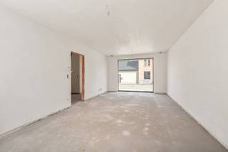 <p><strong>Ben je op zoek naar een energiezuinige nieuwbouwwoning met drie slaapkamers en een ruime, zuidgerichte tuin, die je verder naar eigen smaak kunt afwerken? Zo gevonden!</strong></p>
<p>Deze stijlvolle BEN-woning combineert hedendaagse architectuur met een hoogwaardige afwerking en uitstekende energieprestaties. Dankzij de lucht-waterwarmtepomp, vloerverwarming, ventilatiesysteem D met warmteterugwinning, zonnepanelen en een performante isolatie behaalt de woning een E-peil van slechts E13. Zo geniet je niet alleen van optimaal wooncomfort, maar ook van een bijzonder lage energiefactuur.</p>
<p>De woning is gelegen op een perceel van 296 m² en beschikt over een bewoonbare oppervlakte van 145,1 m². Daarnaast geniet je van een zuidgerichte tuin van ca. 100 m² en een terras van 20 m². Bovendien is er de mogelijkheid om een carport te plaatsen (vergund, maar momenteel niet voorzien), zodat je ook over een overdekte parkeerplaats kunt beschikken.</p>
<p>Op het gelijkvloers vind je een inkomhal met gastentoilet, een lichtrijke woonkamer, een eetkamer en een ruime open keuken. Daarnaast is er een praktische technische berging. Vanuit de keuken heb je rechtstreeks toegang tot het terras en de zonnige tuin.</p>
<p>Op de verdieping bevinden zich drie volwaardige slaapkamers van 14 m², 13 m² en 9 m², een badkamer van 7 m², een apart toilet én een wasberging met aansluitingen voor wasmachine en droogkast.</p>
<p>Een extra troef is dat de keuken en badkamer nog niet geplaatst zijn, waardoor je als koper deze volledig naar eigen smaak en stijl kunt kiezen en afwerken (inbegrepen in de prijs). Ook voor verschillende andere afwerkingsmaterialen is nog keuze mogelijk binnen de voorziene budgetten.</p>