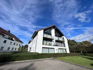 omvattende een inkomhal, ruime en klare living, volledig ingerichte open keuken, 2 slaapkamers, ingerichte badkamer, apart toilet, berging, buitenberging, terras en garage<br /><br />HP = 720 €/maand<br />HL = 50 €/maand
