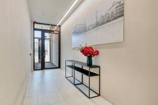 <strong>Nieuwbouwappartement met 3 slaapkamers, 2 badkamers, 2 overdekte terrassen en rechtstreekse toegang tot de binnen(dak)tuin van ca. 1.000m²!<br /><br />Indeling</strong><br />U komt binnen in de inkomhal, waar zich aan de overzijde een apart gastentoilet en een tweede badkamer bevinden. De hal leidt naar de <strong>zeer lichte leefruimte</strong> met een <strong>volledig geïnstalleerde open keuken</strong>. Deze ruimte geniet van een unieke doorkijk met <strong>groen uitzicht</strong> aan beide zijden. Via een groot schuifraam heeft u toegang tot het terras aan de binnen(dak)tuin, en aan de voorzijde bevindt zich een tweede overdekt terras met zicht op het park. Rechts daarvan, de ruime masterbedroom met een ensuite badkamer, voorzien van een douche, dubbele wastafel, handdoekdroger en toilet. <br />Via de inkomhal bereikt u de <strong>tweede slaapkamer </strong>met zicht op de daktuin, evenals de <strong>derde slaapkamer</strong>. Deze laatste kan perfect dienen als dressing of bureau. Tevens is er een praktische bergruimte met aansluitingen voor uw wasmachine en droogkast.<br /><br />In de kelder is er voorziening voor fietsenstalling en bestaat de mogelijkheid tot het huren of kopen van een garage.<br /><br /><strong>Bijzonderheden</strong><br /><strong>EPC</strong> label<strong> A</strong>;<br />Kwalitatief <strong>hoogstaand project</strong>.<br /><strong>Twee diepe terrassen</strong> aan zowel de voor- als achterzijde.<br />Maandelijkse kosten: ca. 145,- EUR / maand [beheer; verbruik/onderhoud van de gemeenschappelijke delen (incl. lift)].<br /><br /><strong>Ligging</strong><br />Het appartement is uitstekend gelegen aan het <strong>Zuidpark</strong>, de Schelde en de <strong>vernieuwde Scheldekaai</strong>.<br />Een levendige buurt met op wandelafstand toegang tot sportpleinen, restaurants, cafés, fitnessstudio's, winkels en wandelpaden langs het water.