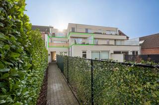 Zeer praktisch 1 slaapkamerappartement met twee private terrassen (7 m² + 14 m²) met zicht op het achterliggend natuurgebied!<br /><br />Dit recent appartement is gelegen op de eerste verdieping van een kleinschalig gebouw dat beschikt over een lift.<br />U betreedt het appartement via de inkomhal, welke toegang geeft tot een gastentoilet, de bergruimte, de badkamer, een slaapkamer (15 m²) en de leefruimte.<br />De leefruimte sluit naadloos aan op de open keuken. De keuken is voorzien van een oven-microgolf, inductiekookplaat, laminaat werkblad en vaatwasser.<br />Via het schuifraam in de keuken krijgt u toegang tot het eerste terras. Achteraan de leef- en eetruimte krijgt u toegang tot het tweede terras.<br /><br />De badkamer beschikt over een inloopdouche, enkele lavabo, hangkast en een spiegelkast met verlichting.<br /><br />In de ondergrondse parkeergarage kan u de privatieve kelderberging terugvinden alsook een autostaanplaats, dewelke verplicht bij aan te kopen is. <br />Achteraan het appartementsgebouw beschikt u over een zeer ruime fietsenstalling. <br /><br />Het appartement wordt momenteel verhuurd.<br /><br />Pluspunten:<br />+ Fietsenstalling<br />+ Autostaanplaatsen<br />+ Zonnepanelen<br />+ Gunstig EPC <br />+ Prachtig zicht <br />+ Ventilatiesysteem type C <br />+ Recent gebouw<br /><br />Heeft u interesse in dit tof appartement en wenst u een bezoek ter plaatse in te plannen? Aarzel niet ons te contacteren. Wij zijn bereikbaar via het nummer 03 337 50 70 of info@vbvastgoed.be.