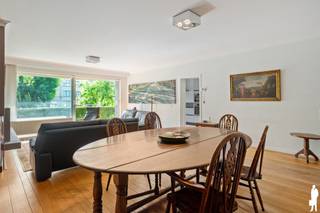 <h3><span>Ruim gelijkvloers appartement met grote tuin in Berchem</span></h3>
<p><span>Op zoek naar een ruime woning met een grote tuin in een aangename buurt? Dit </span><strong><span>gelijkvloers appartement van 133 m²</span></strong><span> beschikt over maar liefst </span><strong><span>150 m² buitenruimte</span></strong><span> en biedt een mooie combinatie van ruimte, comfort en praktische voorzieningen.</span></p>
<p><span>De woning omvat een ruime leefruimte, </span><strong><span>3 slaapkamers</span></strong><span>, 1 badkamer en een </span><strong><span>ruime keuken met bijhorende berging</span></strong><span>. Dankzij de gelijkvloerse ligging is het appartement bovendien bijzonder toegankelijk en praktisch.</span></p>
<p><span>Een absolute troef is de ruime tuin van 150 m², een heerlijke plek om te genieten van groen en buitenleven. Verder beschikt de woning over een </span><strong><span>buitenstaanplaats (nr. 9)</span></strong><span> en een </span><strong><span>kelderberging</span></strong><span>.</span></p>
<p><span>De ligging in </span><strong><span>Berchem</span></strong><span> is een extra pluspunt. U woont hier in een aangename, residentiële omgeving met winkels, scholen, horeca en openbaar vervoer in de nabije omgeving. Ook Antwerpen centrum en de belangrijkste invalswegen zijn vlot bereikbaar.</span></p>
<p><strong><span>Bijzonderheden:</span></strong><span> <br />- EPC 210kWh/m²/j <br />- Asbestveilig<br />- Kelderberging <br />- staanplaats optioneel bij aan te kopen aan 20.000 euro. met berging</span></p>