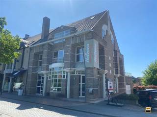 Ruim handelspand met bovengelegen woning, pal in het centrum van Diepenbeek* Geen renovatieplicht (label D)* Asbestveilig bevonden Dit ruime gebouw...