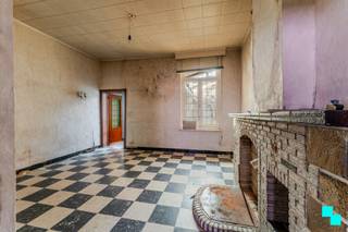 NIEUWE VOORWAARDEN - Ontdek deze zeer centraal gelegen rijwoning, een totaal te renoveren pand met drie slaapkamers. Een zeer <strong>betaalbare en interessante opportuniteit</strong> voor wie op zoek is naar een woning om 100% een eigen stempel te drukken! Troef aan deze woning is de <strong>uitweg</strong> achteraan. Heropbouwen aan 6% BTW? Ontdek de opties met onze bouwpartner All-Bouw: https://allbouw.com/instapklaar/roeselare-mandellaan (GEEN BOUWVERPLICHTING!)
<h2><span>Gelijkvloers: i</span><span>nkomhal, leefruimte, keuken, berging, toilet en badkamer. Terras met uitweg via de Bruanestraat met afgesloten deur.</span></h2>

<h4>Eerste verdieping: n<span>achthal, 2 grote slaapkamers en een vaste trap naar de geïsoleerde zolder.</span></h4>

<h4>Zolderverdieping: g<span>eïsoleerde zolder met mogelijkheid tot 2 extra slaapkamers.</span></h4>

<h4>Exterieur: t<span>erras met uitweg.</span></h4>

<h2>Technisch: <span>EPC F - renovatieverplichting van toepassing. Meer info via: www.vlaanderen.be/een-woning-kopen/renovatieverplichting-voor-residentiele-gebouwen-vanaf-2023 / </span><strong>Dakisolatie - 15 cm MW / </strong><span>Waterinfo: Perceelscore - A | Gebouwscore - A</span></h2>

<h2>Troeven: c<span>entrale ligging / u</span><span>itweg / d</span><span>eze woning komt in aanmerking voor het ontvangen van de Vlaamse renovatiepremie (https://www.vlaanderen.be/premies-voor-renovatie/mijn-verbouwpremie)</span></h2>

<h2>Benieuwd? <span>Frederik organiseert voor deze woning de bezoeken, mits het maken van een afspraak. www.bordes.be</span></h2>
<br />Verkoop via Bordes, met Frederik, al jaren een van de marktleiders in vastgoed in Roeselare en de omliggende gemeenten. Met de glimlach, met de sleutel en met veel goesting.