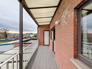 <p>Dit <strong>centraal maar rustig gelegen appartement in Liedekerke</strong> combineert ruimte, licht en functionaliteit. Dankzij de gunstige ligging geniet men van een vlotte bereikbaarheid, terwijl het appartement zelf rust en privacy biedt.</p>
<p>Bij het betreden van het appartement komen we in de <strong>ruime inkomhal</strong>, die toegang verleent tot alle ruimtes. Aan de straatzijde bevindt zich de <strong>zeer ruime en lichtrijke leefruimte</strong>, met aansluitend de <strong>keuken</strong>. Hier is tevens de <strong>aansluiting voor een wasmachine</strong> voorzien.</p>
<p>Aan de <strong>rustige achterzijde</strong> bevinden zich <strong>twee slaapkamers</strong>: één ruime slaapkamer en een tweede, kleinere kamer die perfect kan dienen als <strong>bureau of dressing</strong>. Via beide kamers heeft men toegang tot het <strong>ruime, zuid-oost georiënteerde terras</strong>, waar het aangenaam vertoeven is. Op het terras is bovendien een <strong>praktische buitenberging</strong> aanwezig.</p>
<p>Verder beschikt het appartement over een <strong>badkamer</strong> met <strong>bad/douche, lavabo en toilet</strong>, evenals een <strong>aparte berging</strong> die extra opbergruimte biedt.</p>
<p><strong>Huurprijs:</strong> €875 per maand, <strong>inclusief gemeenschappelijke kosten</strong><br /><strong>Beschikbaarheid:</strong> <strong>onmiddellijk beschikbaar</strong></p>
<p>Een <strong>comfortabel en ruim appartement</strong> met aangename buitenruimte, ideaal voor wie rustig wil wonen met alle voorzieningen binnen handbereik.</p>