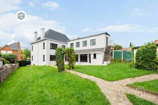 <p>Ruime woning met garage, tuin en tal van mogelijkheden aan de Valkenberg in Brakel.</p><p>Op een gegeerde locatie in Brakel, aan de bekende Valkenberg, bevindt zich deze ruime woning met tal van mogelijkheden. Dankzij de royale volumes, de veelzijdige indeling en de aangename tuin biedt deze eigendom een uitstekende basis voor wie op zoek is naar een ruime gezinswoning die volledig naar eigen smaak kan worden afgewerkt.</p><p>Bij het binnenkomen wordt u verwelkomd in de inkomhal. Rechts bevindt zich een ruime, veelzijdige kamer die tal van mogelijkheden biedt. Ze leent zich perfect als praktijk- of kantoorruimte voor een zelfstandige activiteit, maar kan evengoed worden ingericht als een comfortabele bureauruimte voor wie regelmatig van thuis uit werkt.</p><p>Achteraan bevinden zich de lichtrijke leefruimte en de ruime keuken, beide met een aangenaam zicht op de tuin. Verder beschikt het gelijkvloers over een praktische bijkeuken, een afzonderlijk toilet en een inpandige garage.</p><p>Via de tuin bereikt u bovendien een voormalige duiventil. Dankzij de aanwezige water- en elektriciteitsaansluitingen kan deze ruimte perfect worden ingericht als hobbyruimte, atelier, werkplaats of extra bergruimte.</p><p>Op de eerste verdieping bevinden zich vier ruime slaapkamers en een badkamer met toilet. Daarnaast beschikt de woning over een ruime zolder, die tal van extra mogelijkheden biedt en kan worden ingericht volgens uw eigen wensen.</p><p>Met haar ruime indeling, veelzijdige mogelijkheden en aantrekkelijke ligging aan de iconische Valkenberg is deze woning een uitstekende kans voor gezinnen, thuiswerkers en zelfstandigen die op zoek zijn naar een eigendom met toekomstpotentieel.</p><p>Troeven:<br />- Topligging<br />- Stevige constructie met betonnen verdiepingsvloeren<br />- Veel potentieel: grote ruimtes, vier slaapkamers, ruime zolder<br />- Mogelijkheid tot praktijk, thuiswerkplek of zelfstandige activiteit</p><p>Contacteer Emmy via emmy@immobeguin.be voor meer informatie of een bezoek.</p>