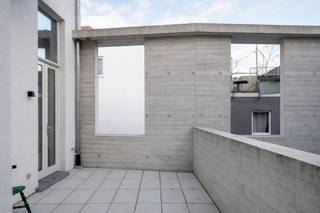 Architecturaal appartement (96 m2) met ruim buitenterras in centrum Gent Een discrete maar uitzonderlijke realisatie naar ontwerp van Marie-Josée Van...