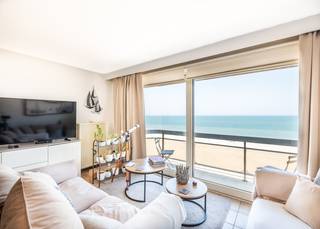 Instapklaar vakantieappartement met FRONTAAL zeezicht te koop op de Zeedijk van Koksijde-Bad. <br /><br />Dit energiezuinige (EPC LABEL A) pand is gelegen in de kleinschalige residentie Brighton. De bakker, slager en andere winkels bevinden zich op wandelafstand, alsook het openbaar vervoer. Kortom: de perfecte locatie. Vanop het 6de verdiep kan u in alle rust genieten van een magnifiek zeezicht. <br /><br />Dit appartement werd als volgt ingedeeld: inkomhal met ingemaakte vestiaire | leefruimte met magistraal zeezicht en balkon | volledig uitgeruste en open keuken | afzonderlijk toilet | badkamer voorzien van bad met douchegarnituur en dubbele lavabo in meubel | eerste volwaardige slaapkamer met ingemaakte kasten en toegang tot zonnig balkon achteraan |tweede slaapkamer met ingemaakte kasten.<br /><br />Er is een privatieve kelder aanwezig alsook een gemeenschappelijke fietsenberging.<br /><br />Op zoek naar een vakantieappartement met een magistraal zeezicht te Koksijde? Zoek niet verder, dit appartement kan het uwe zijn!
