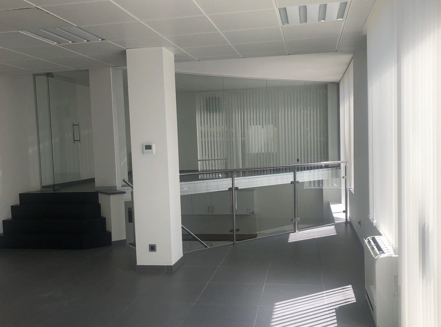 Lichtrijke kantoorruimte met 5 staanplaatsen - foto 4