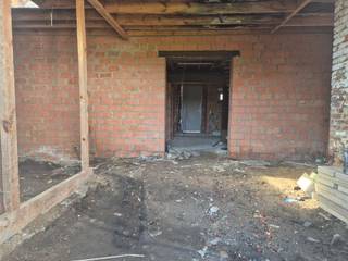 <p><span>Renovatieproject met uniek potentieel op toplocatie!</span></p><p><span>Bent u op zoek naar ruimte en rendement? Dit strategisch gelegen pand biedt ongekende mogelijkheden:</span></p><ul><li><span>Indrukwekkend volume:</span><span> Gelijkvloers van 149 m², uitbreidbaar naar </span><span>> 300 m²</span><span>.</span></li><li><span>Projectkans:</span><span> Ideaal voor een riante gezinswoning of een </span><span>opsplitsing naar 2 woningen</span><span> (mits vergunning).</span></li></ul><p><span>Centrale ligging:</span><span> Direct aan de invalsweg, op wandelafstand van scholen, winkels en openbaar vervoer.</span></p>