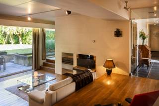 In de www.sint-denijseweg44.be (url kopiëren en plakken indien doorklikken niet lukt) in Kortrijk stellen we jou graag deze topwoning voor.  Een échte jaren '70 vibe doorspekt deze woning. Hier woonde dan ook de architect des huizes. De ruimtes, volumes, lijnen, materialen, ... ze vormen één mooi geheel. Er zijn 5 slaapkamers &amp; 2 badkamers, een groot thuisbureau of praktijkruimte, mooie living &amp; leefkeuken, dubbele garage en 5 autostandplaatsen voor de deur. Ook zowel de voortuin als de tuin zelf mogen gezien worden. En op het terras is het heerlijk genieten van de namiddag- en avondzon.<br /><br />HOMERUN: Op zaterdag 4 juli ben je van harte welkom op de Homerun van deze woning. Via www.sint-denijseweg44.be kan je een afspraak inplannen. Eveneens via de website verneem je veel meer, zoals een uitgebreide omschrijving, foto's, 360° rondgang, documenten, …  <br /><br />KICK-OFF PRIJS: De vermelde prijs is een Kick-Off prijs waarop een eenmalig bod kan uitgebracht worden (zowel boven als onder de Kick-Off prijs). Dankzij het kwaliteitslabel van Henry Houser ben je zeker dat de biedingen correct verlopen zonder opbodspel!  <br /><br />EXTRA BEZOEK: Mocht je op 4 juli niet vrij zijn, geef dan gerust een belletje om een afspraak in te plannen op een ander moment. En wees gerust ... iedereen, van de eerste tot de laatste bezoeker, heeft evenveel kans om een eenmalig bod uit te brengen!  <br /><br />Groeten, Hendrik van Henry Houser
