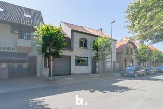 Bezoekmoment op woensdag 20/8 tussen 17h en 19h. Inschrijven kan via www.Bricx.be.Deze ruime woning op een mooi perceel van 464 m² bevindt zich in...