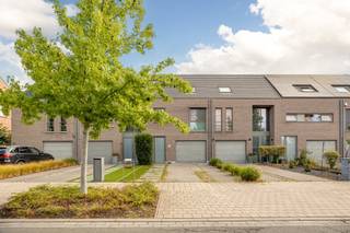 <p><strong>Prachtige, energiezuinige gezinswoning (2014) met 4-5 slaapkamers, garage en tuin in Hemiksem!</strong><br />In de rustige en kindvriendelijke Varenstraat in Hemiksem vindt u deze moderne woning uit 2014. Een instapklare droomwoning die ruimte, comfort en duurzaamheid naadloos combineert!<br /><strong>Indeling & Troeven:</strong></p><ul><li><p><strong>Gelijkvloers:</strong> Uitnodigende inkomhal met gastentoilet. De lichte, royale leefruimte biedt direct zicht op de gezellige tuin. Aansluitend bevindt zich een volledig geïnstalleerde open keuken. Tevens beschikt u over een inpandige garage én een ruime oprit voor extra parkeergemak.</p></li><li><p><strong>Eerste verdieping:</strong> Drie volwaardige, comfortabele slaapkamers en een stijlvolle badkamer voorzien van alle comfort (ligbad, douche en dubbele wastafel).</p></li><li><p><strong>Zolderverdieping:</strong> Vaste trap naar de multifunctionele zolderverdieping. Hier creëert u moeiteloos 1 tot 2 extra slaapkamers, een bureau of hobbyruimte.</p></li><li><p><strong>Buitenruimte:</strong> Een fijne, onderhoudsvriendelijke tuin met terras waar het heerlijk vertoeven is.</p></li></ul><p><strong>Locatie:</strong> Gelegen in een gegeerde, rustige buurt op wandelafstand van scholen, winkels, openbaar vervoer (trein en bus) en het park van Hemiksem. Uitstekende verbinding richting Antwerpen en Brussel.<br /><strong>Bijzonderheden:</strong></p><ul><li><p>Bouwjaar 2014 – recent, modern en energiezuinig</p></li><li><p>4 tot 5 ruime slaapkamers mogelijk</p></li><li><p>Garage + oprit</p></li><li><p>Zorgeloos instapklaar!</p></li></ul><p>Mis deze unieke kans niet. Plan snel uw bezoek in via ben@altro-vastgoed.be.</p>